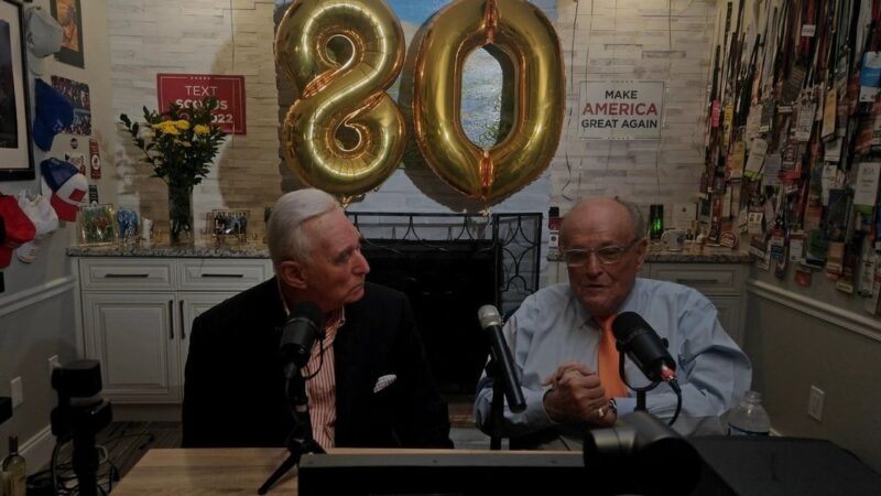 رودي جولياني يتسلم لائحة اتهامه بأريزونا في حفل عيد ميلاده الـ80